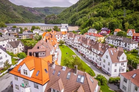 Property building, Nearby landmark, Neighbourhood, Natural landscape, Lake view, Mountain view, Street view