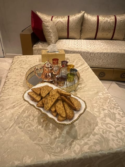Living room, Food and drinks, Seating area, Lunch, Dinner
