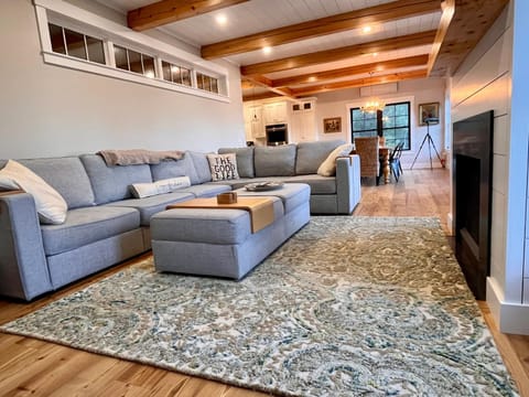 TV and multimedia, Living room, Photo of the whole room, Seating area, Dining area, Entertainment