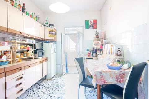 Kitchen or kitchenette, Living room, Seating area, Dining area, oven, stove