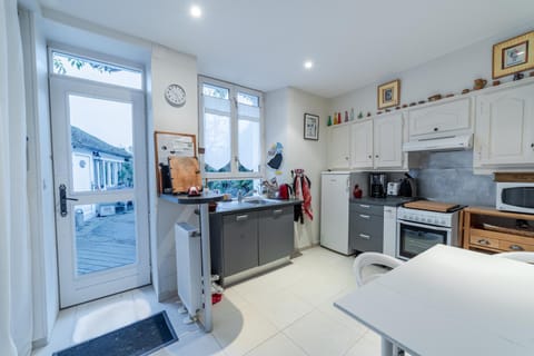 Kitchen or kitchenette, Dining area, dishwasher