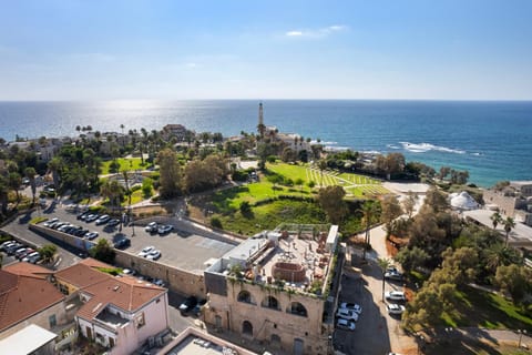 Nearby landmark, Neighbourhood, Location