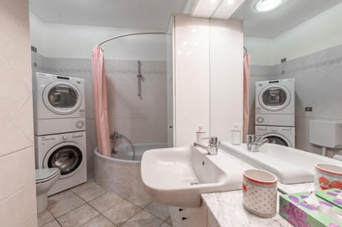 Shower, Toilet, Bathroom, washing machine