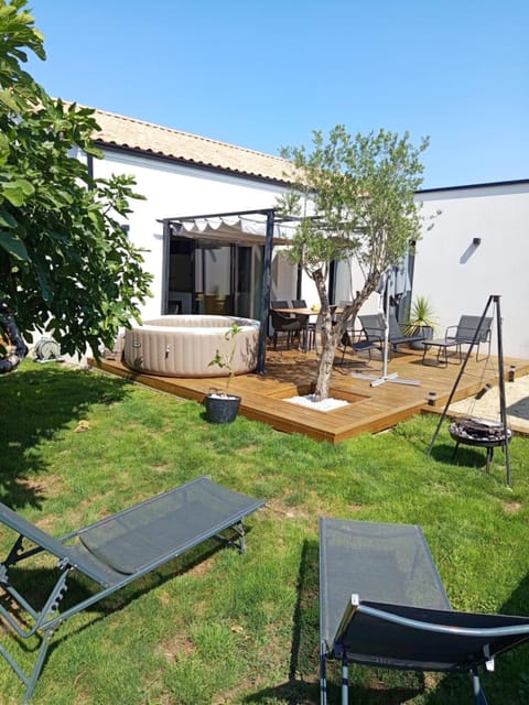 Patio, BBQ facilities, Garden, Hot Tub, Garden view, sunbed