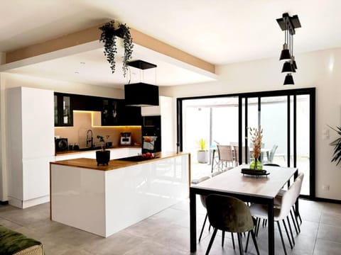 Coffee/tea facilities, Kitchen or kitchenette, Dining area, oven