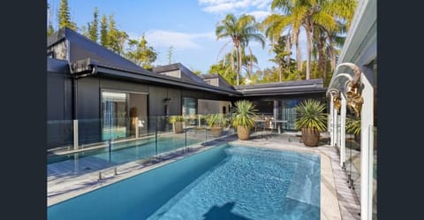 Day, Pool view