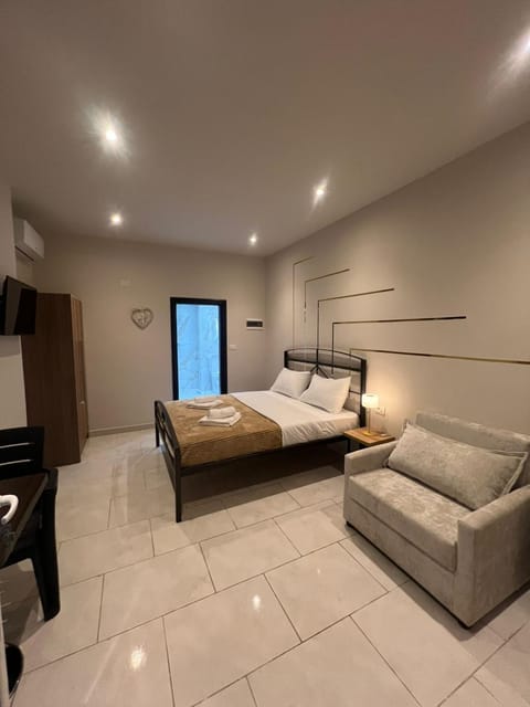 Bed, TV and multimedia, Living room, Photo of the whole room, Seating area, Bedroom, air conditioner