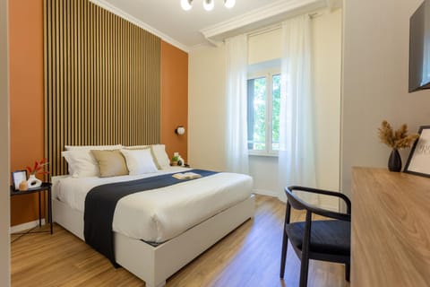 Bed, TV and multimedia, Photo of the whole room, Bedroom