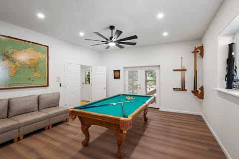 Yosemite-bound, Fun at the lake, Spacious & stylish 6 Bdr home with game room House in Groveland