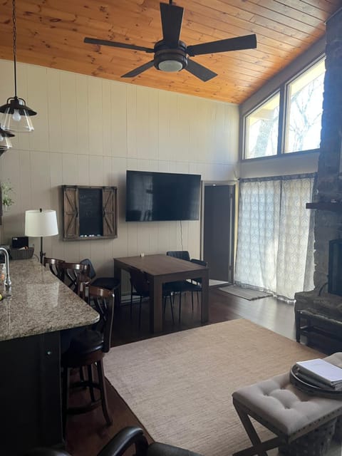 Communal lounge/ TV room, TV and multimedia, Kitchen or kitchenette, Dining area