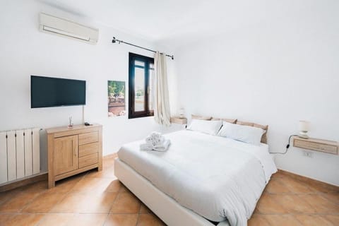 Bed, TV and multimedia, Photo of the whole room, Bedroom, air conditioner