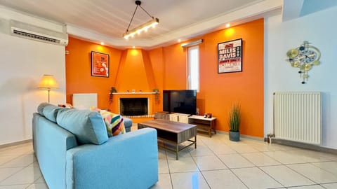 TV and multimedia, Living room, Seating area, air conditioner