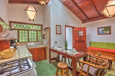 Kitchen or kitchenette, Dining area, stove