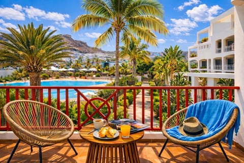 Balcony/Terrace, Mountain view, Pool view