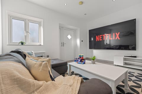 Communal lounge/ TV room, TV and multimedia, Living room, Seating area, Evening entertainment