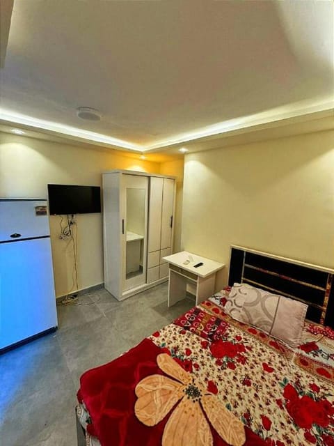 Bed, TV and multimedia, Lobby or reception, wardrobe