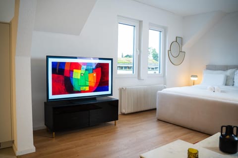 Bed, TV and multimedia, View (from property/room), View (from property/room), Living room, Photo of the whole room, Bedroom
