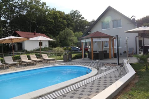 Property building, Patio, Day, Garden, Garden view, Pool view, Swimming pool, Swimming pool, Parking, sunbed