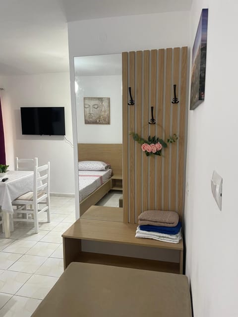 Communal lounge/ TV room, Bed, TV and multimedia, kitchen