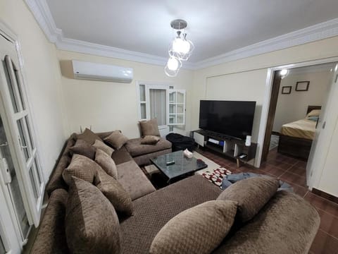 Communal lounge/ TV room, TV and multimedia, Living room, Seating area, Evening entertainment, air conditioner