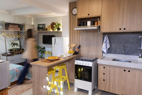 People, TV and multimedia, Kitchen or kitchenette, Food and drinks, Dining area, Food, minibar, oven, pet friendly, stove