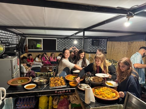 Restaurant/places to eat, Dinner, group of guests