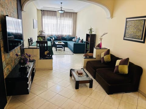 Communal lounge/ TV room, TV and multimedia, Living room, Seating area, Dining area, Evening entertainment