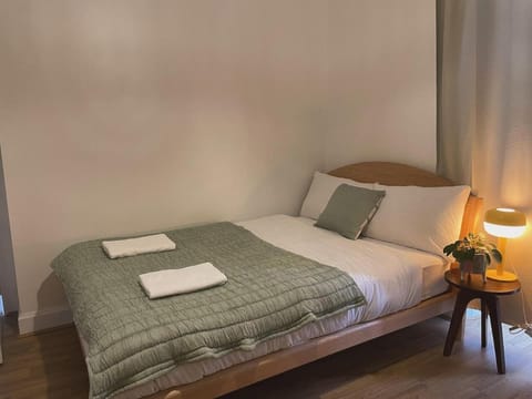 Quiet Garden View 2BR Apt City Center near Fringe Apartment in Edinburgh