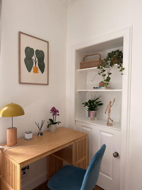 Quiet Garden View 2BR Apt City Center near Fringe Apartment in Edinburgh