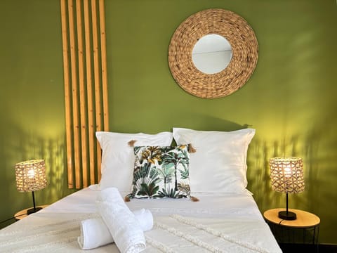 Bed, Photo of the whole room, Decorative detail, Bedroom