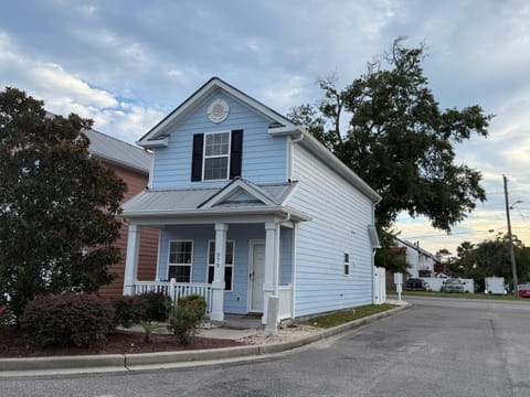 Cheerful 3-br cottage with pool, 2 blocks to beach, free parking House in Myrtle Beach