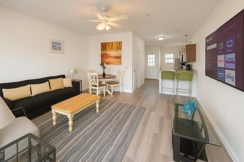 Cheerful 3-br cottage with pool, 2 blocks to beach, free parking House in Myrtle Beach