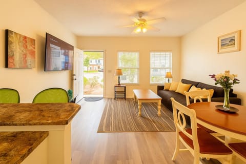 Cheerful 3-br cottage with pool, 2 blocks to beach, free parking House in Myrtle Beach