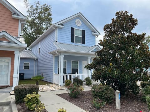 Cheerful 3-br cottage with pool, 2 blocks to beach, free parking House in Myrtle Beach