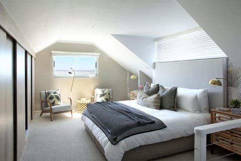 Beachfront Bungalow with Private Pool in Camps Bay House in Camps Bay