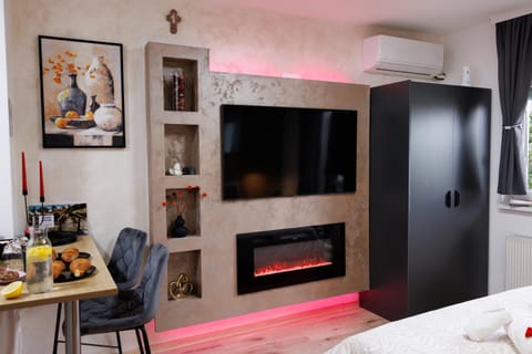 TV and multimedia, Living room, Food and drinks, Photo of the whole room, Seating area, fireplace