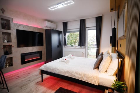 Bed, Living room, fireplace