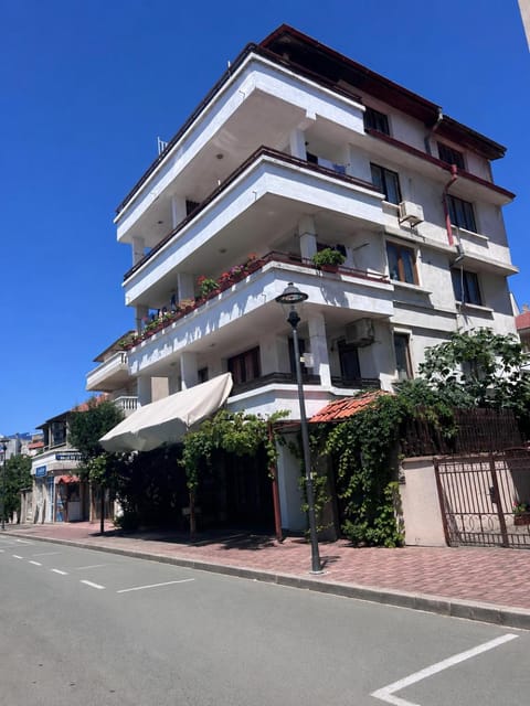 Facade/entrance, Street view, Location