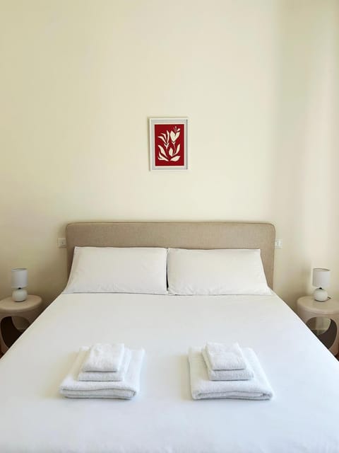 Bed, Photo of the whole room, Bedroom, towels