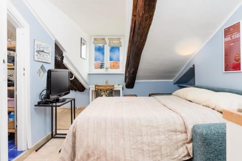 Bed, Living room