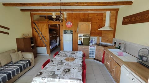 Kitchen or kitchenette, Living room, Seating area