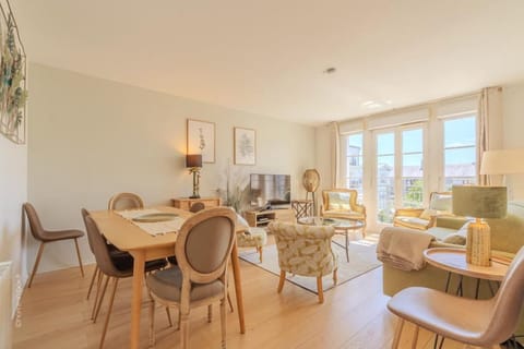 TV and multimedia, Living room, Seating area, Dining area