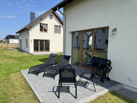 Property building, Patio, Spring, Day, Garden, sunbed
