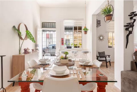 Living room, Food and drinks, Seating area, Dining area, Food