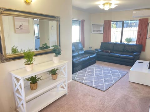 Auckland City & AIRPORT Near Sylvia park mall House in Auckland