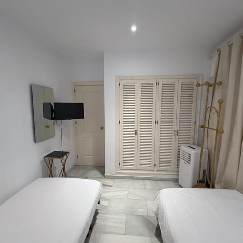 Bed, TV and multimedia, Photo of the whole room, Bedroom, wardrobe, air conditioner