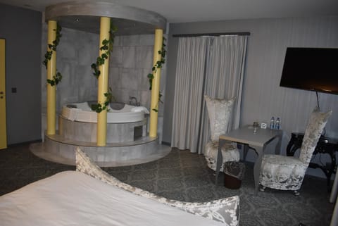 Bed, TV and multimedia, Seating area, Bedroom