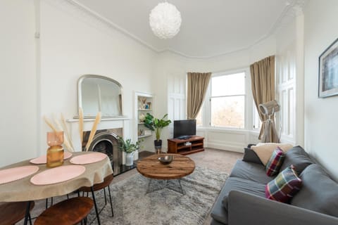 Communal lounge/ TV room, TV and multimedia, Living room, Seating area, Sea view