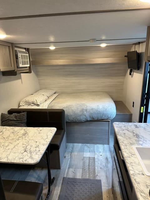 Bed, Seating area, Dining area, air conditioner