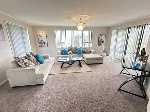 Stunning Sea View Home Very near to AKL Airport House in Auckland